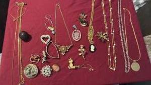 lot 1613 image: Womens jewelry