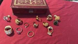 lot 1614 image: Rings and jewelry box