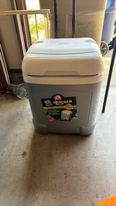 lot 3427 image: Igloo cooler