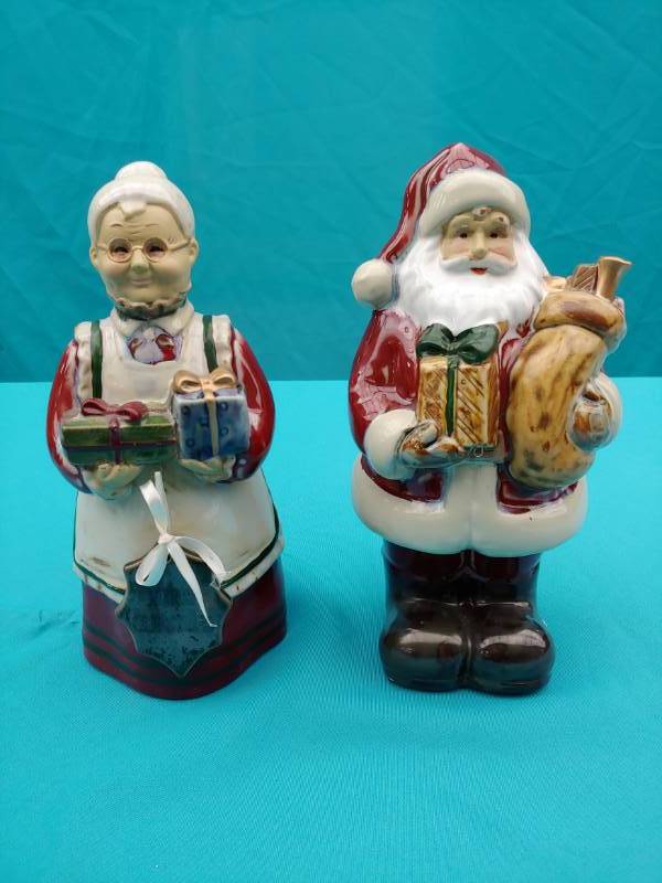 lot 5092 image: Mr and Mrs Clause Decor