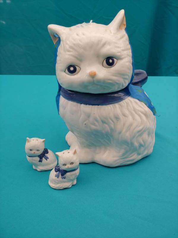 lot 5108 image: Kitten Cookie Jar and Shakers