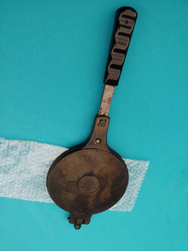 lot 5111 image: Cast Iron Pizzelle Maker