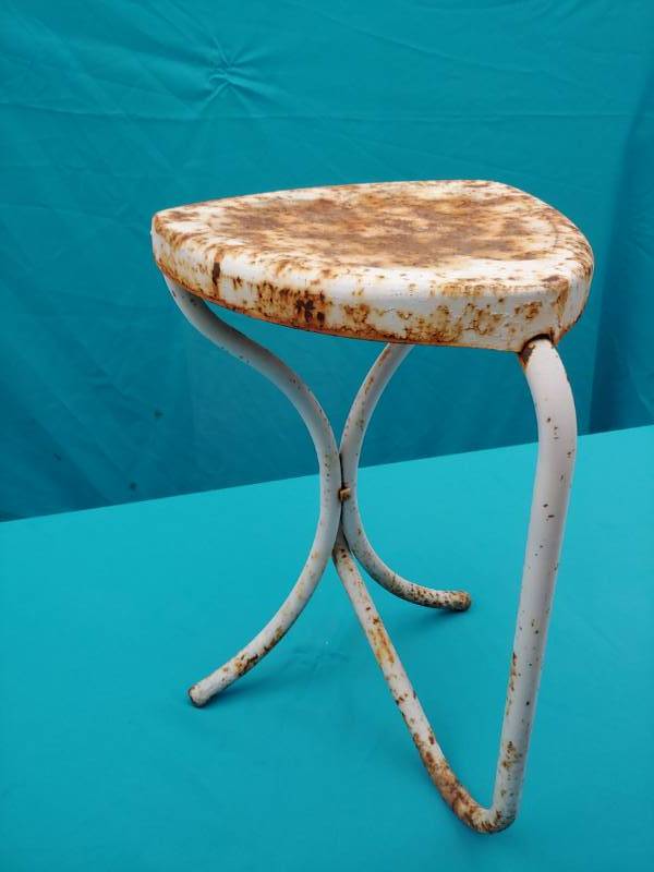 lot 5122 image: Vintage Metal Table or Stool