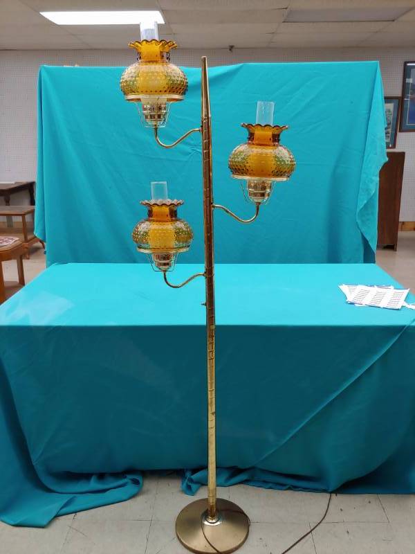 lot 5124 image: Vintage Floor Lamp