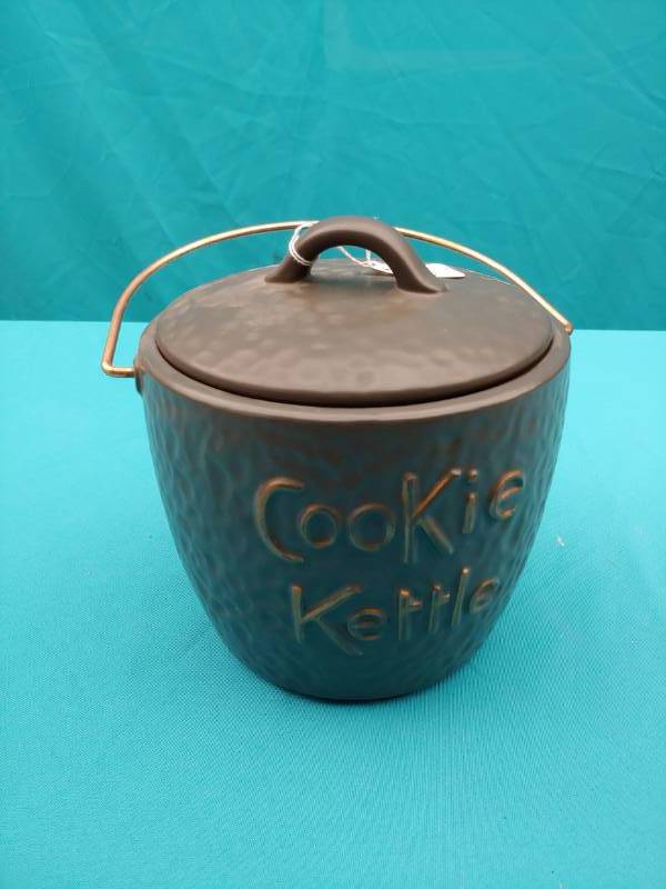 lot 5125 image: McCoy Cookie Kettle Cookie Jar