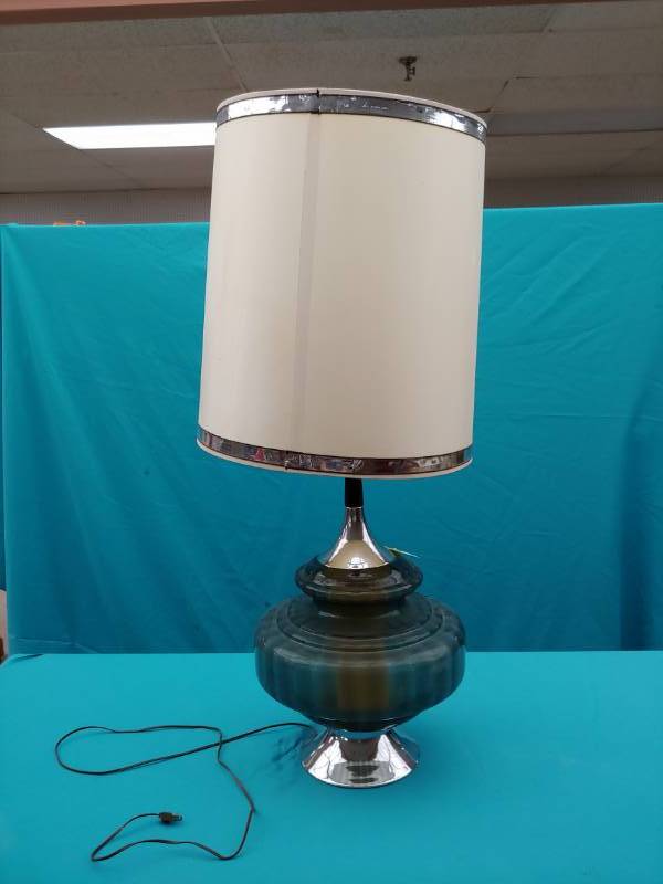 lot 5129 image: Large Vintage Lamp