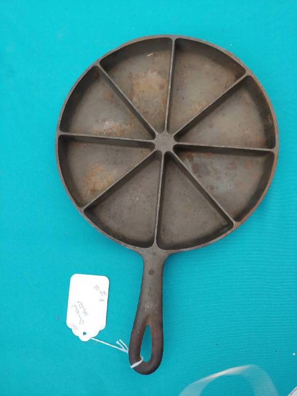 lot 5039 image: Cast Iron Cornbread Skillet