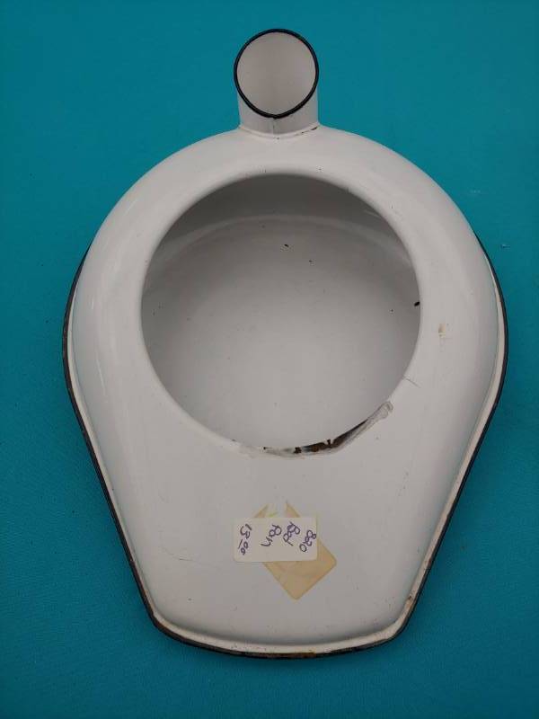lot 5047 image: Porcelain Coated Bed Pan