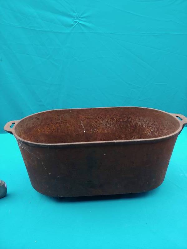 lot 5051 image: Large Oval Cast Iron Dutch Oven