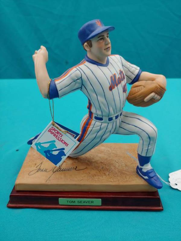 lot 5054 image: Tom Seaver Figurine