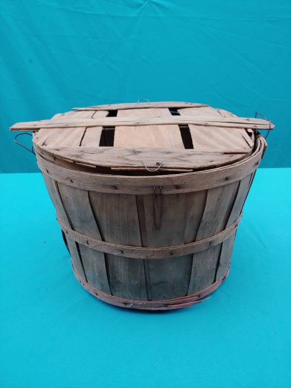 lot 5061 image: Wood Apple Basket