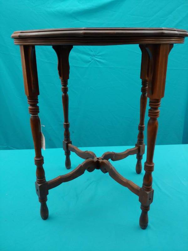 lot 5062 image: Drum Table