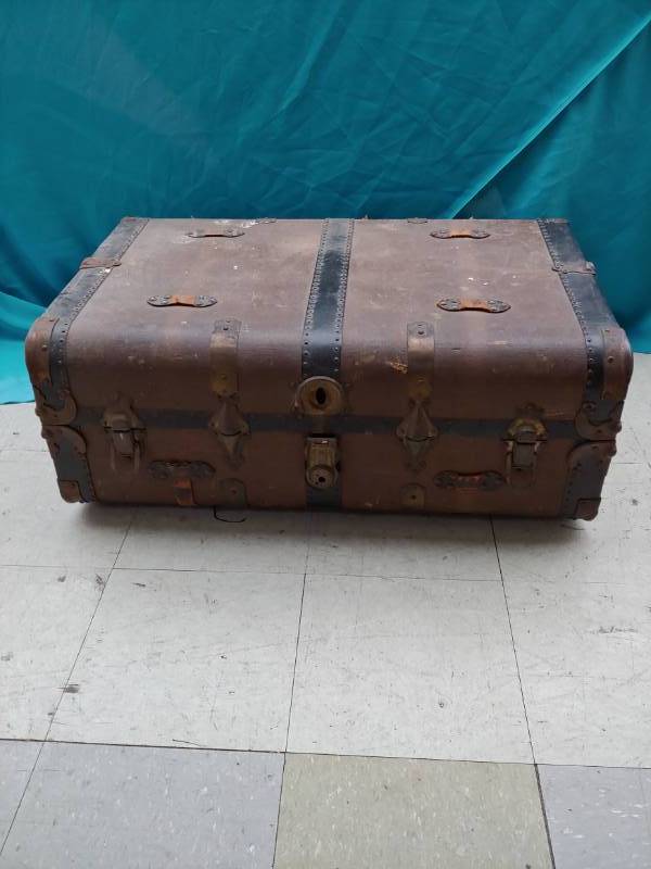 lot 5063 image: Antique Trunk