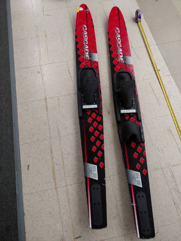 lot 5069 image: Cascade Adult Skis