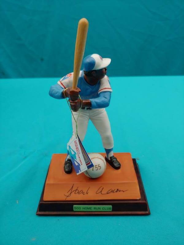lot 5077 image: Hank Aaron Figurine