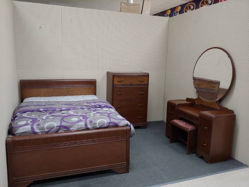 lot 5000 image: Beautiful Waterfall Style Full Size Bedroom Set NEW MATTRESS and BOX SPRINGS
