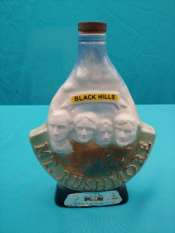 lot 5165 image: Mount Rushmore Decanter