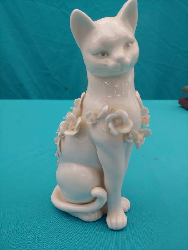 lot 5175 image: Porcelain Kitten