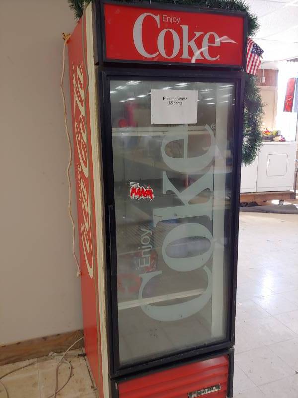 lot 5005 image: Coca Cola Machine in Good Working Condition