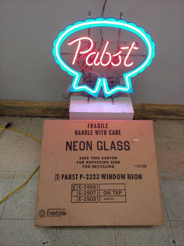 lot 5009 image: Incredible 1982 Pabst Neon Sign Just Opened and Tested