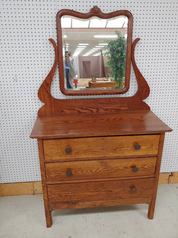 lot 5012 image: Beautiful Antique Oak Dresser with Mirror