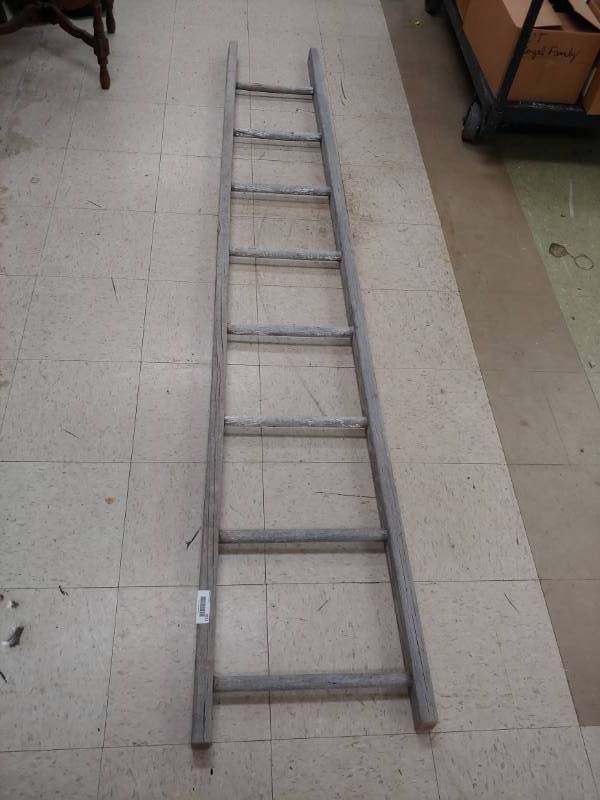 lot 5022 image: Antique 8 Wood Ladder