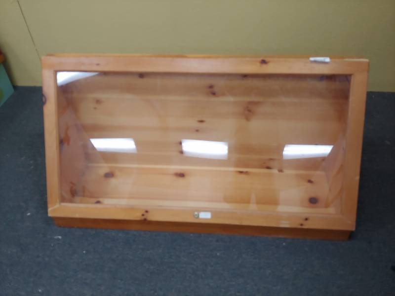 lot 5023 image: 4 Merchandising Display Case
