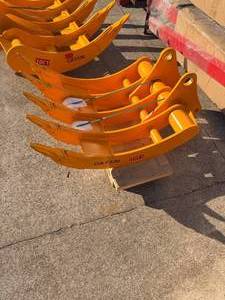 lot 4017 image: TOFT08R - Excavator Rake to fit CAT320 - Unused