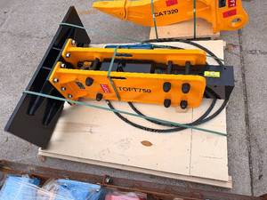 lot 4033 image: TOFT750 - hydraulic skid steer hammer  for skid steer loader - Unused