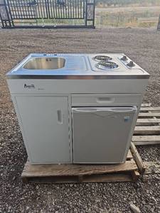 lot 11192515 image: Avanti CK3616 Compact Kitchen Unit