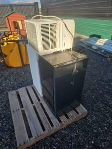 lot 11192540 image: Mixed Lot - Window AC Units and Kids Playhouse