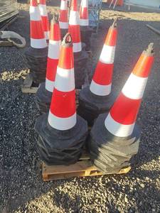 lot 11192548 image: 50 Traffic Safety Cones with Heavy Rubber Bases