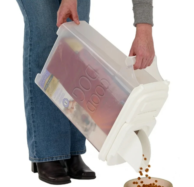lot 191 image: Buddeez Bag-in All Pets Food Dispenser with  Pouring Spout and Handle - Holds up to 16lbs