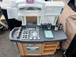 lot 65 image: LittleTikes Kids IndoorOutdoor Play Kitchen Easy to move - Comes as Pictured