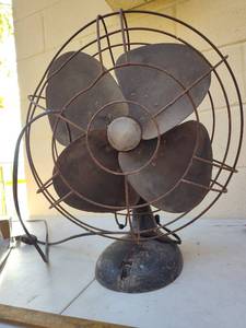 lot 36 image: Classic Mid-Century Electric Desk Fan