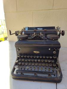 lot 40 image: Royal Manual Typewriter Model 10
