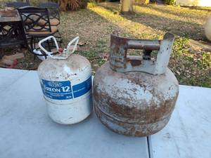 lot 75 image: DuPont Freon 12 Refrigerant Cylinder Collection could be empty