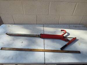 lot 86 image: Hand lubricant dump pump