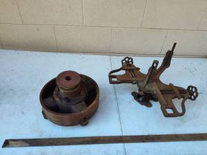 lot 89 image: Cast Iron Belt Drive Pulley System