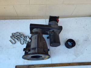 lot 95 image: Heavy Duty Industrial Swivel Mount with Safety Chain