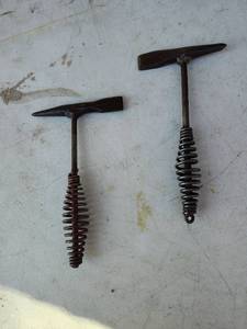 lot 122 image: Traditional Corkscrew Set with Metal Springs