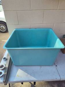 lot 123 image: Sink with legs