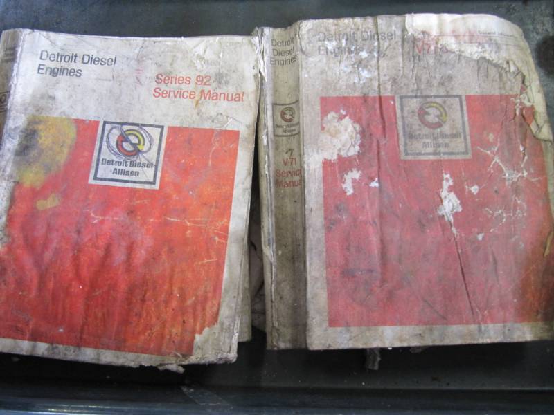 lot 921 image: 92 Detroit Service Manual & V-71 Detroit Engine Service Manual