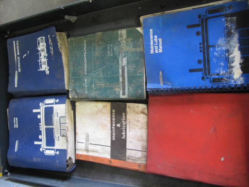 lot 924 image: 1 Vintage White Freightliner Service Manual & 5 Freightliner Maintenance Manuals