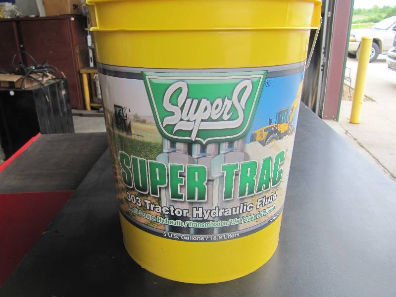 lot 912 image: New 5 Gallon Super Trac 303 Hydraulic Oil