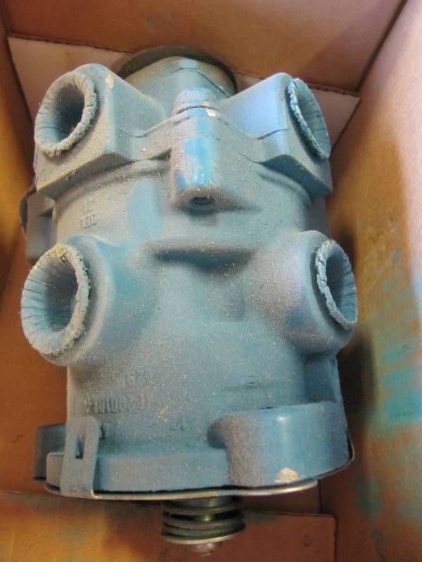 lot 960 image: NEW 4 Foot valves #286171B and 1 foot valve #800629