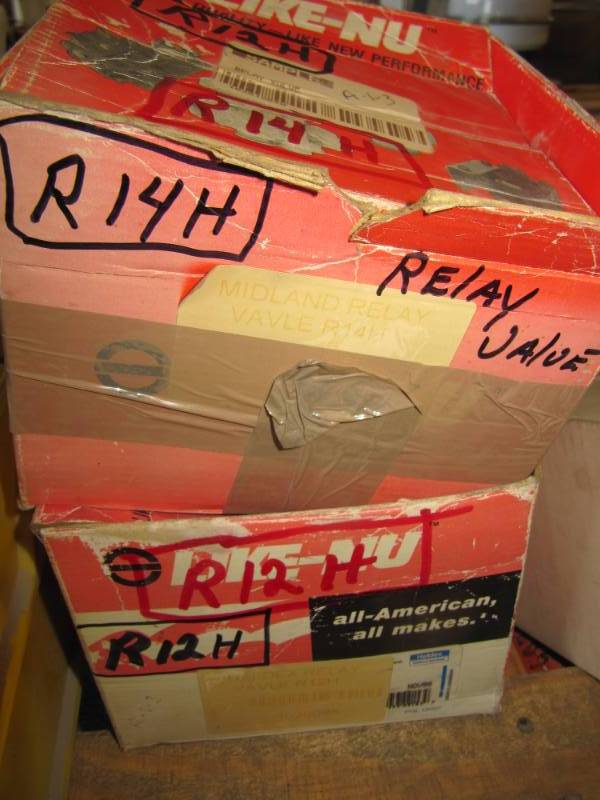 lot 961 image: NEW 2 Relay valves #R14H & R12H