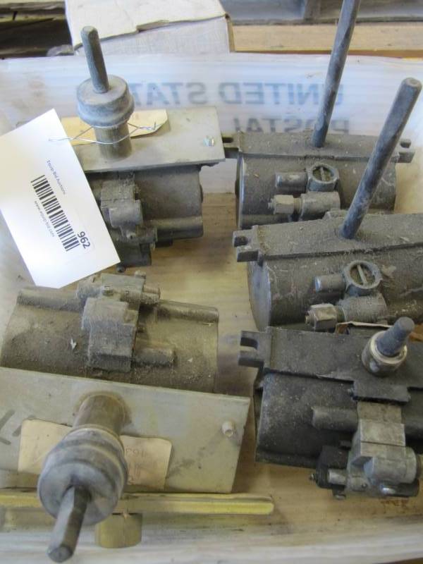 lot 962 image: 4 New IHC wiper motors  #163909c91,  and 1 IHC wiper motor no #