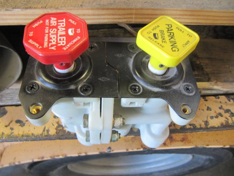 lot 966 image: NEW Bendix dash valve #2625007