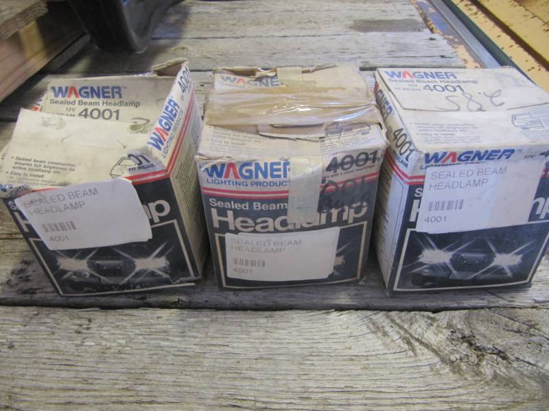 lot 977 image: 3  NEW Sealed Beam Headlamp #4001